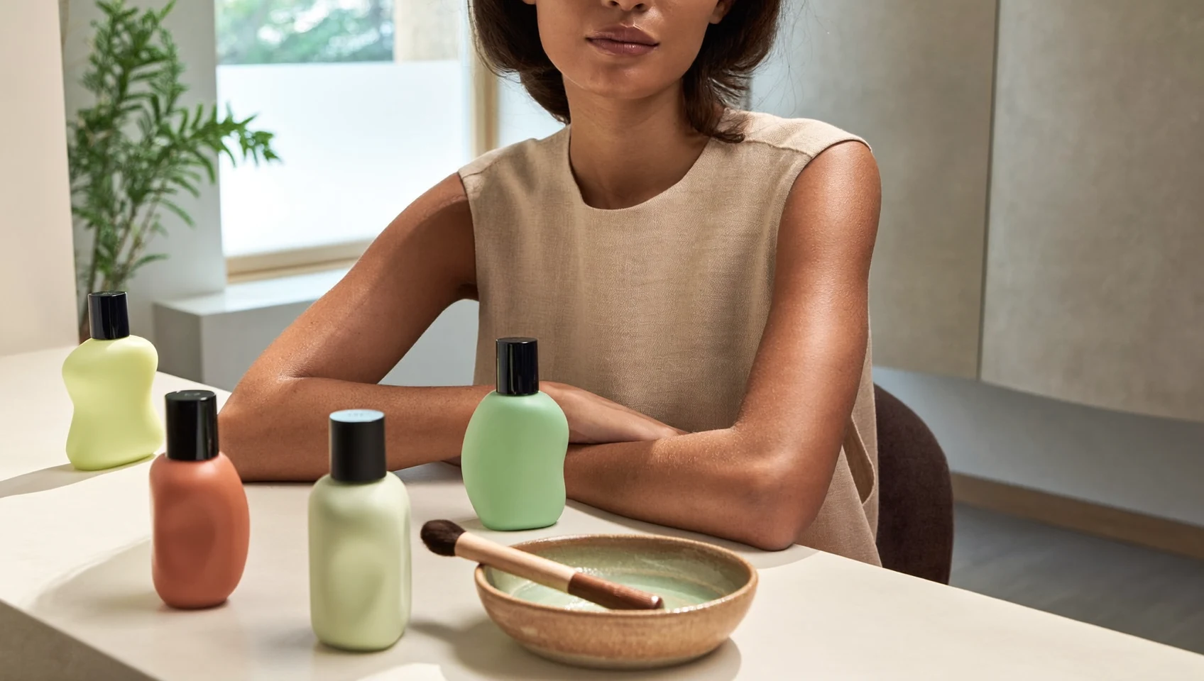 Illustration af en rolig hudplejestemning med naturlige toner